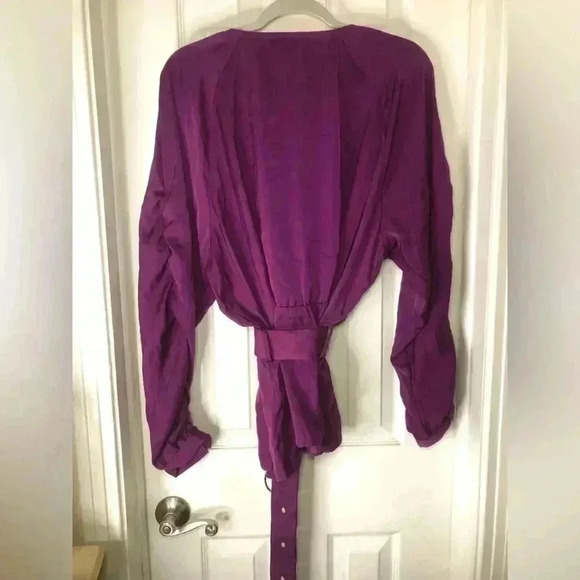 V neck belted top - Picture 15 of 16